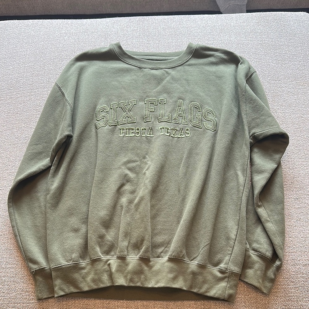 Green Crewneck Sweater with Ribbed Cuffs